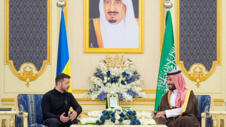 El presidente de Ucrania, Volodimir Zelenski, con el príncipe heredero de Arabia Saudí, Mohamed bin Salmán