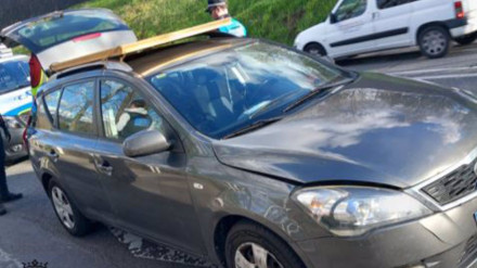 Imagen del vehículo interceptado circulando de forma irregular con un cuadro en el techo y lo iba sujetando con la mano izquierda