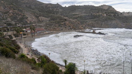 Imagen de Cala Cortina con fuerte oleaje