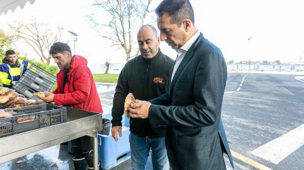 Villares comprobando la talla de las vieiras en presencia del patrón de Barallobre, Jorge López