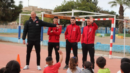 Rafa y los jugadores del Jimbee en una visita al cole