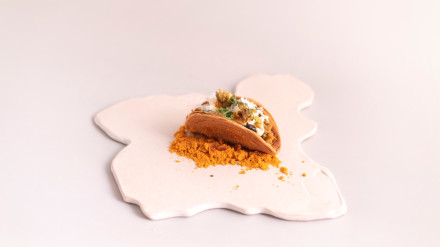 Imagen de la tapa ganadora servida en un plato que reproduce el mapa de Murcia