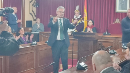 Miguel Fernández muestra el bastón de alcalde