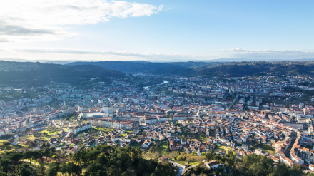 Vista panorámica del horizonte de la ciudad gallega de Ourense visto desde las afueras