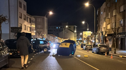 El vehículo acabó impactando contra el contenedor y con daños en el vehículo