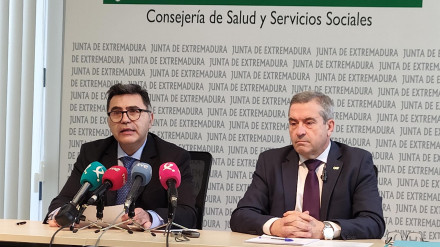 El director gerente del SES, Jesús Vilés, y el coordinador regional de trasplantes, Luis López, en una rueda de prensa en Mérida