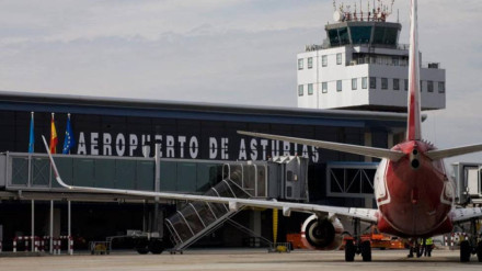 Un avión en la pista del Aeropuerto de Asturias