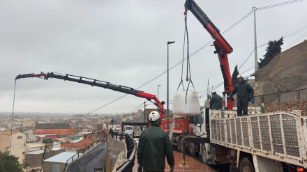 Maquinaria trabajando en los barrios altos de Lorca tras el temporal, que obligará a derribar varias viviendas