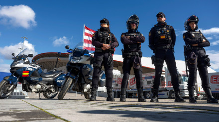 Agentes de Policía del dispositivo preparado para el Atlético de Madrid-Real Madrid de Liga de Campeones