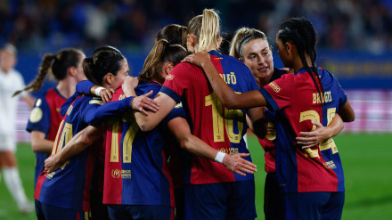 Las jugadoras del Barcelona celebran uno de los tres goles marcados al Real Madrid en la Copa de la Reina