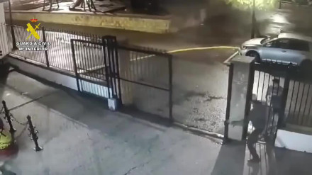 La Guardia Civil salva la vida de un bebé asfixiado en Carmona