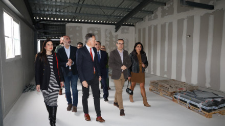 El presidente del Paso Azul y el alcalde recorren la nueva nave para caballos y bandas de música del Paso Azul