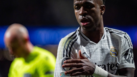 Vinicius se señala el parche de las 15 Champions durante el partido en el Metropolitano.