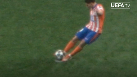 En el vídeo de la UEFA se aprecia como el argentino toca la pelota dos veces.