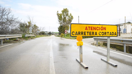 Una de las carreteras cortadas por la lluvia de estos días