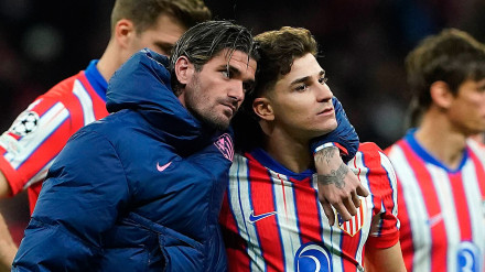 Julián Álvarez, con gesto de decepción, tras la eliminación del Atlético de Madrid en la Liga de Campeones