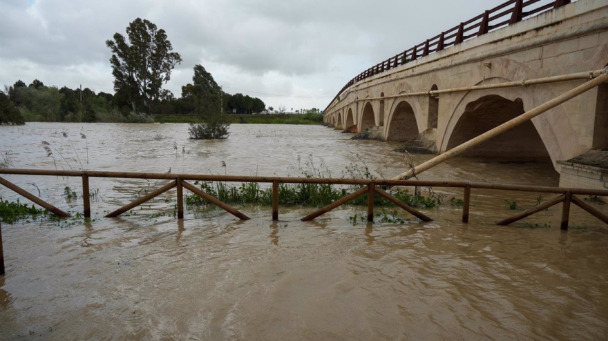 La crecida del río Guadalete en Jerez de la Frontera (Cádiz) ha obligado a desalojar de manera preventiva a 200 personas