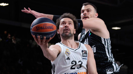 Sergio Llull entra a canasta en el partido entre la Virtus de Bolonia y el Real Madrid en la Euroliga
