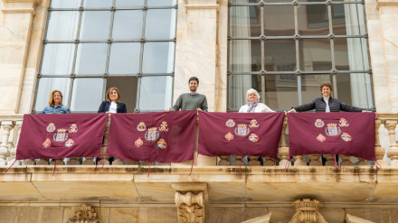 Las mujeres cofrades engalanan el Palacio consistorial