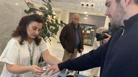 Enfermera de Neumología realiza una prueba a un usuario.