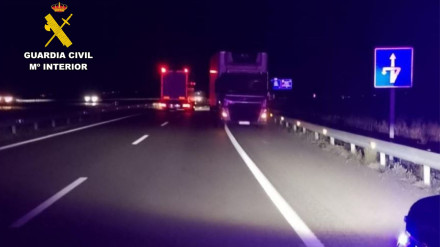 El camión fue interceptado por la Guardia Civil y retirado a un área de descanso para evitar un accidente