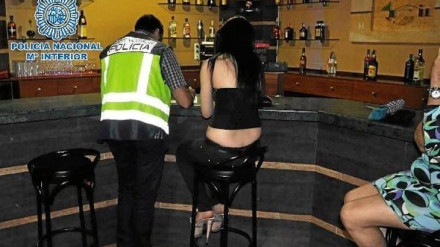 Un agente de la Policía Nacional durante una operación