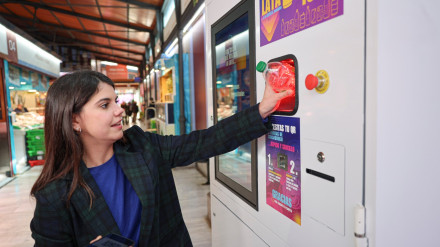 Raquel Ruiz, edil de Comercio, deposita un envase en el nuevo contenedor