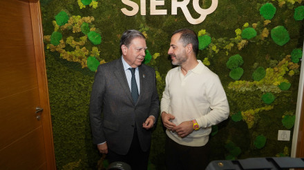 Alfredo Canteli, alcalde de Oviedo, durante su encuentro con Ángel García, alcalde de Siero
