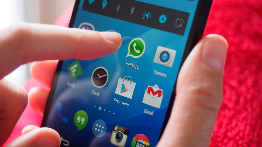 Una persona usa WhatsApp en su móvil