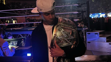 Lamine Yamal con el cinturón de ganador de la WWE