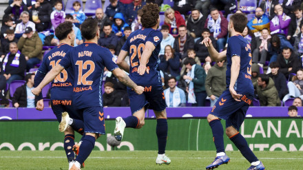 Los jugadores del Celta celebran el gol de Marcos Alonso