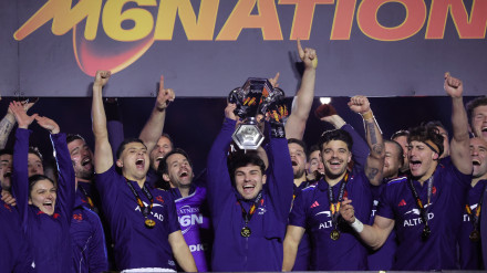 Antoine Dupont sostiene la copa que acredita a Francia como campeona del VI Naciones.