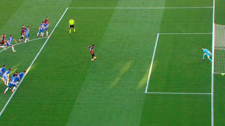 Abdón Prats se dispone a lanzar el polémico penalti que Quintero González mandó repetir.