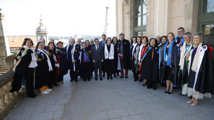 Integrantes de rondallas con sus madrinas y padrino en la terraza del Teatro Jofre