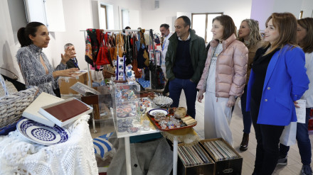 Ángeles Vázquez, en el centro, durante su vista al mercado de la Sala Curuxeiras