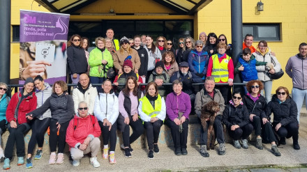 Participnates en la marcha organziada este domingo por el Ayuntamiento de Neda