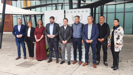 El presidente de la Comunidad de Regantes, en el centro, con el presidente de Murcia, el alcalde y la consejera de Agricultura