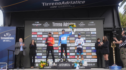 Podio de la Tirreno Adriático con Ayuso en cabeza