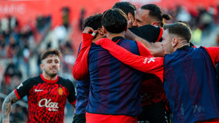 La piña de jugadores del RCD Mallorca tras la victoria del sábado