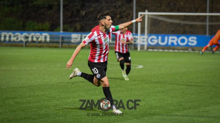 Carlos Ramos celebra el gol en Zubieta