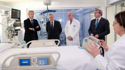 El presidente de la Xunta, Alfonso Rueda, y el delegado territorial de la Xunta en Ourense, Manuel Pardo, visitan la nueva UCI que comienza a funcionar este martes. Foto: David Cabezón