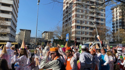 Una de las comparsas en el desfile de Entroido de la ciudad de Ourense