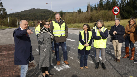 Integrantes de la Xunta y del Ayuntamiento de Narón en la zona de actuación