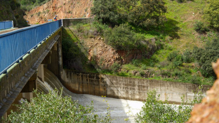 Imágenes de la presa del Corumbel desaguando