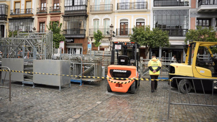 Comienza el montaje de los palcos de Semana Santa en la plaza de San Francisco