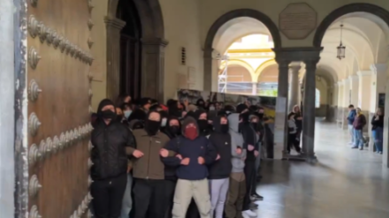 Instantes antes de la llegada de Olona a la Facultad de Derecho