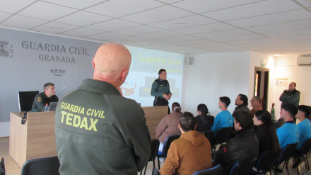 Alumnos del IES Antingua Sexi de Almuñécar se forman con los TEDAX – NRBQ de la Guardia Civil