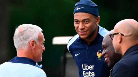 Kylian Mbappé, durante una charla con miembros de la selección francesa entre los que se encuentra Deschamps