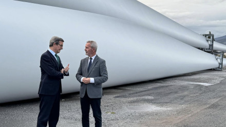 El Consejero de Industria, Energías y Minas se interesa por el tráfico de minerales por el Puerto de Motril