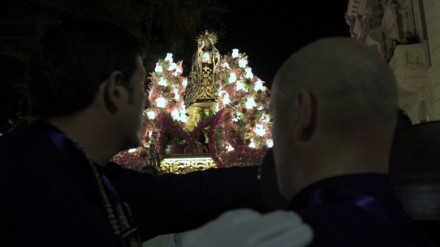 La Virgen durante la procesión de la noche del Encuentro marrajo